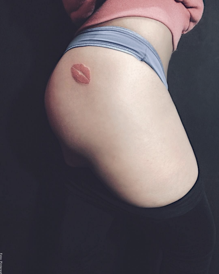 Foto de una mujer con tatuaje de beso en la cola