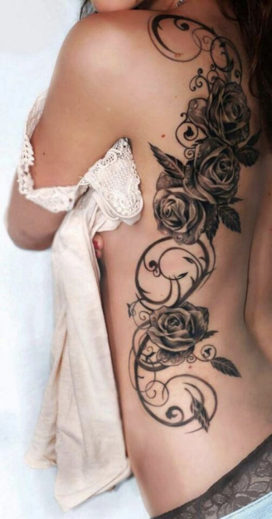 Foto de una mujer con tatuaje de rosas en el costado