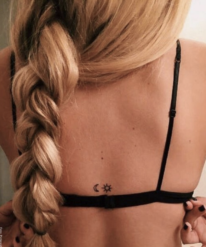 Foto de una mujer con pequeño tatuaje en la espalda