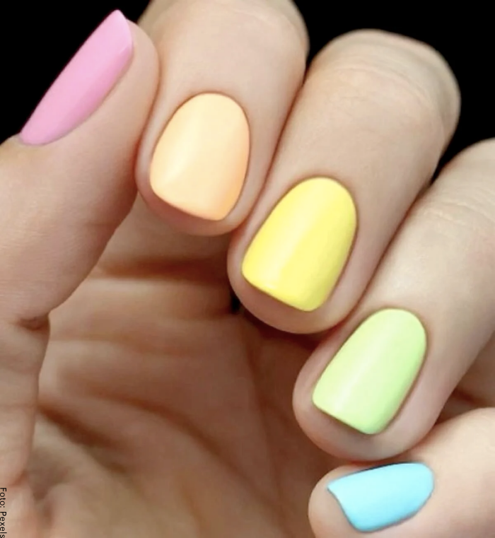 Foto de uñas multicolor en tono pastel