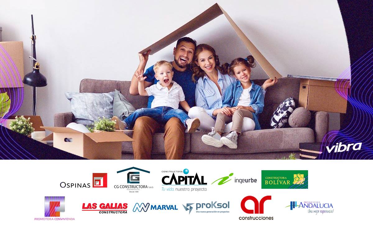 Foto de una familia reunida desempacando en su casa nueva