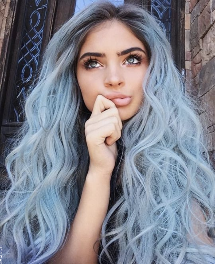 Foto de mujer con cabello azul pastel