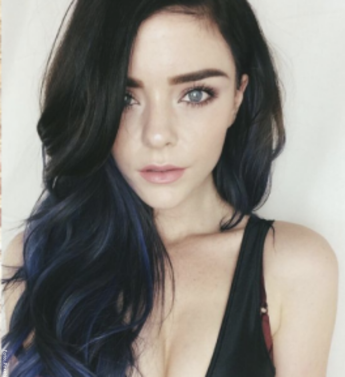 Foto de mujer con cabello balayage azul