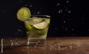 Foto de un a bebida con limón que ilustra la caipiriña y su receta