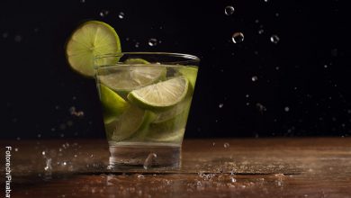 Foto de un a bebida con limón que ilustra la caipiriña y su receta