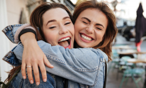 Canciones para dedicar a una amiga, ¡perfectas para cualquier ocasión!