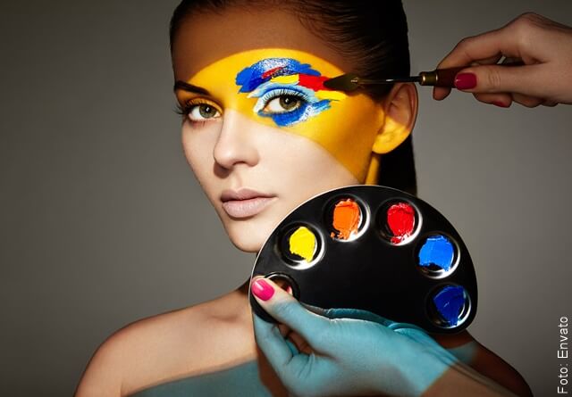foto de mujer con paleta de maquillaje para agrandar los ojos naturalmente