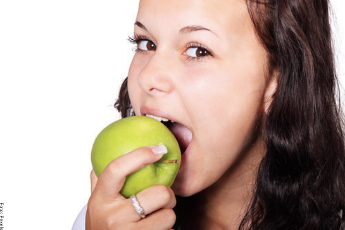 Foto de una mujer comiendo manzana