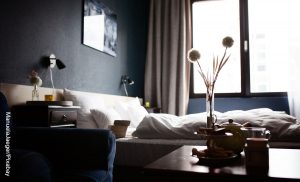 Foto de una habitación de hotel que muestra cómo decorar mi cuarto