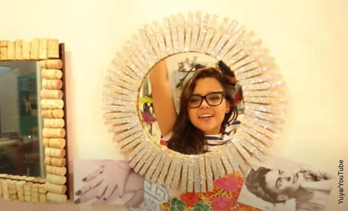 Foto de una mujer sonriendo que muestra cómo decorar un espejo