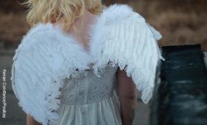 Foto de una niña rubia que ilustra cómo hacer alas de ángel