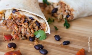Foto de un burrito mexicano sobre una mesa que ilustra
