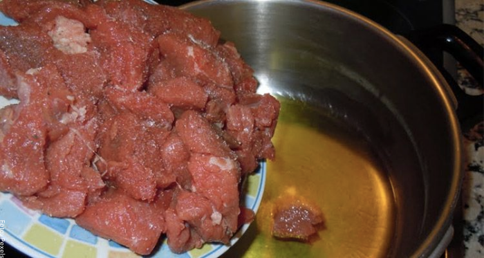 Foto de una olla con trozos de carne