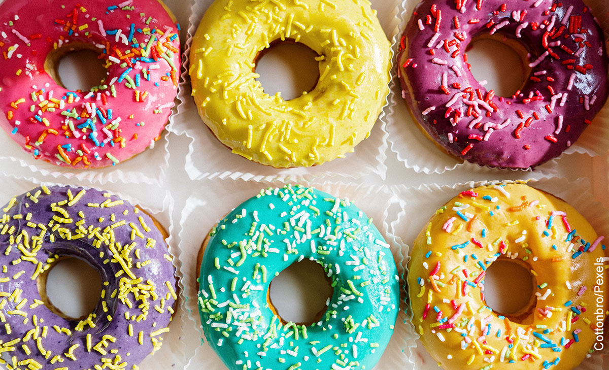 Foto de seis rosquillas de colores que ilustran cómo hacer donas