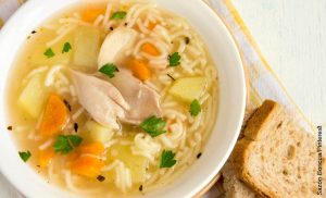 Foto de un plato de sopa que ilustra cómo hacer sopa de pasta