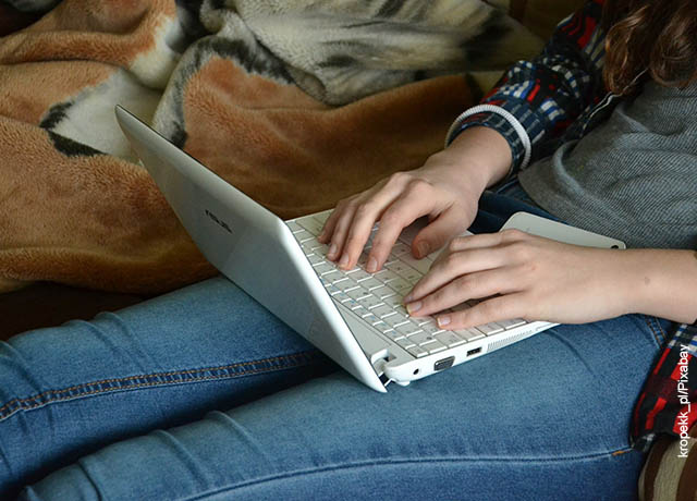 Foto de una mujer escribiendo en su computador portatil
