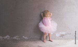 Foto de una niña luciendo un traje de bailarina que ilustra cómo hacer un tutu
