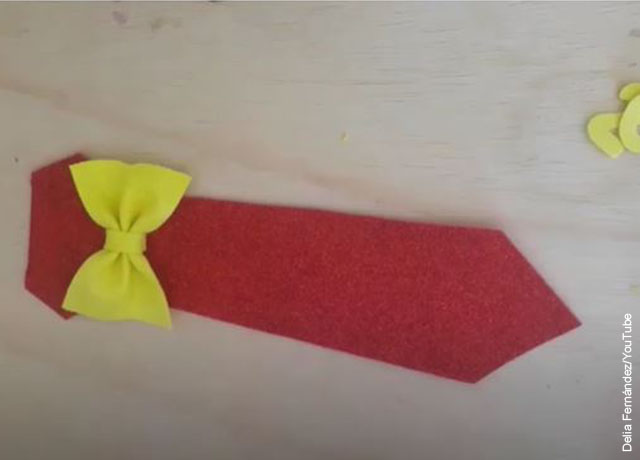 Foto de una corbata en foami roja