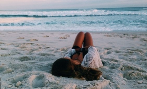 Cómo posar para fotos en la playa y verte como una celebridad