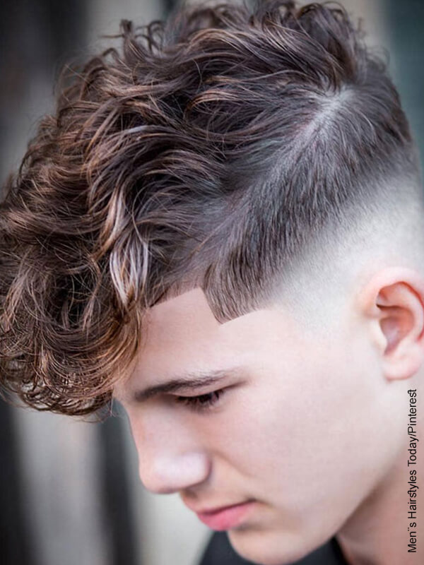 Foto de un hombre joven con su cabello crespo