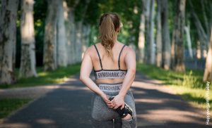 Foto de una jumer estirando antes de correr que muestra los ejercicios cardiovasculares en casa