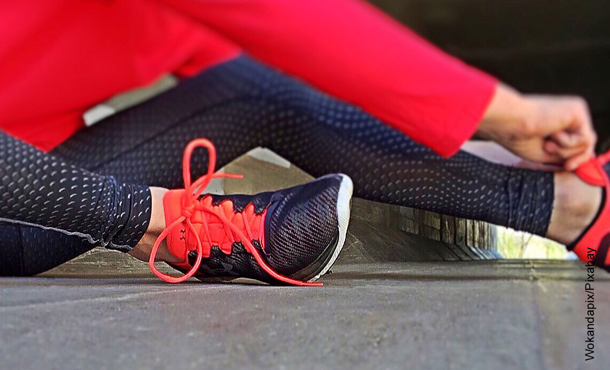 Foto de una mujer amarrando sus zapatos que ilusttra los ejercicios de velocidad en casa