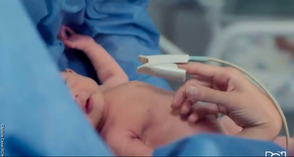 Captura de pantalla del capítulo de Pa' quererte en donde los bebés nacen límpios