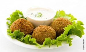 Foto de croquetas fritas que ilustran el falafel y su receta