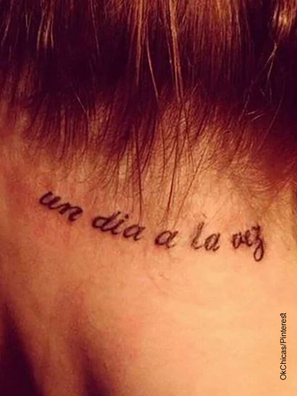 Foto de una frase en la nuca de una mujer que ilustra las frases para tatuajes en español