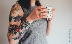 Foto de una mujer tomando café que muestra las frases para tatuajes en español