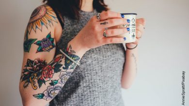 Foto de una mujer tomando café que muestra las frases para tatuajes en español