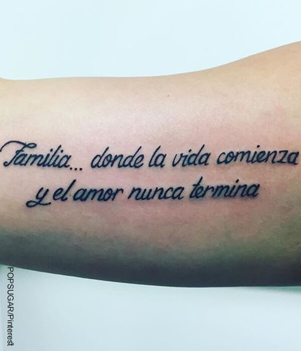 Foto del brazo de una persona con tatuaje de frase