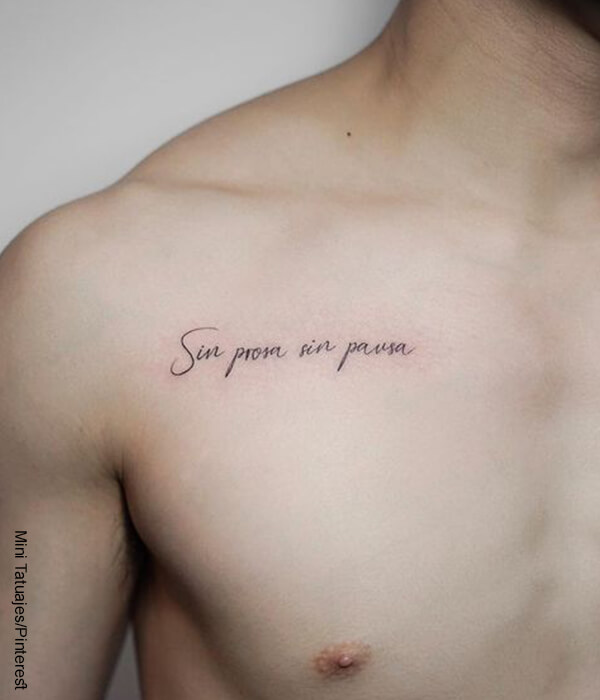Foto de un hombre con un tatuaje en su pecho