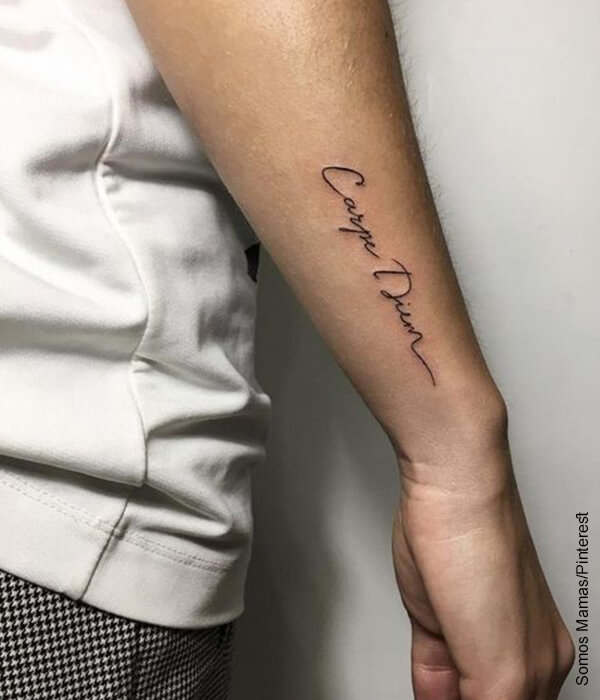 Foto del antebrazo de un hombre con un tatuaje de frase
