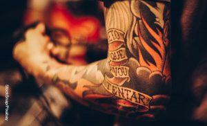 Foto del brazo de una persona que muestra las frases para tatuajes de hombres