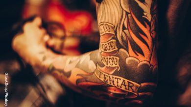 Foto del brazo de una persona que muestra las frases para tatuajes de hombres