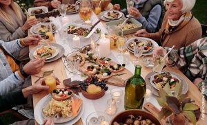 Foto de una familia sentada a la mesa cenando que muestra los juegos de hacer comida