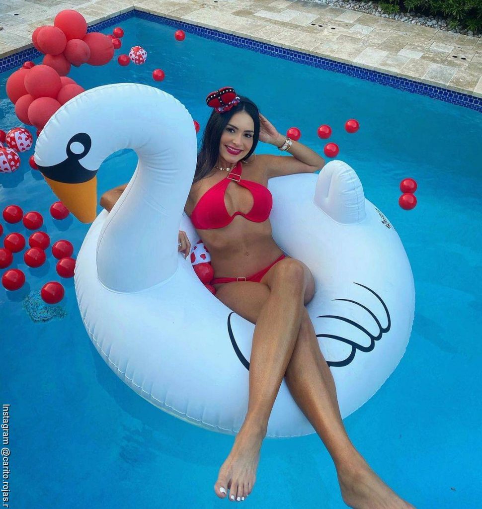 Foto de la exesposa de Piter Albeiro en la piscina sobre un cisne inflable