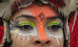 Foto de los ojos de una mujer que ilustra el maquillaje de carnaval