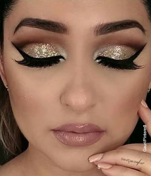 Foto de una modelo con maquillaje para ojos de noche