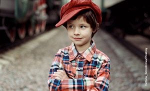 Foto de un niño cruzado de brazos que muestra los nombres para niños