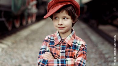 Foto de un niño cruzado de brazos que muestra los nombres para niños