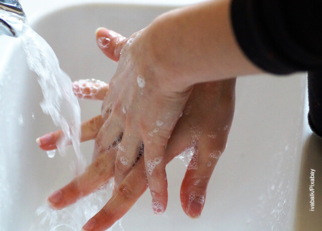 Foto de una mujer lavándose las manos con jabón