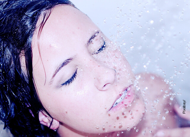 Foto de una mujer tomando una ducha