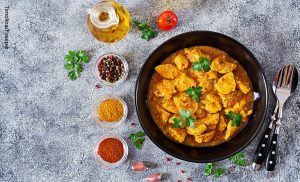 Foto de un plato de comida asiática que ilustra el pollo al curry y su receta
