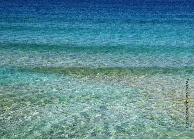 Foto del mar azul que muestra qué significa soñar con el mar