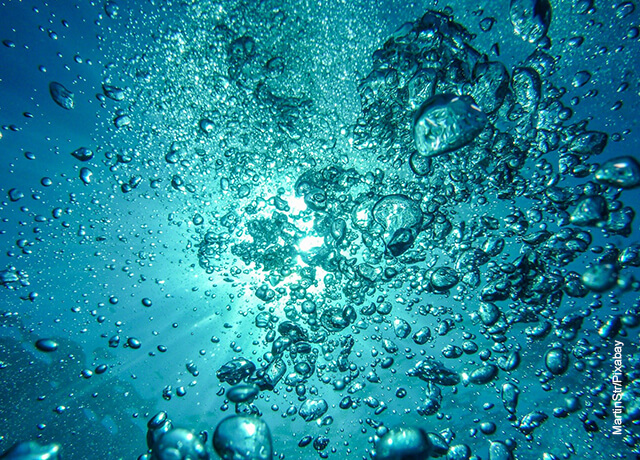 Fotos de burbujas de agua de mar que ilustran qué significa soñar con el mar