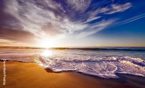 Foto de una playa desierta que ilustra qué significa soñar con el mar