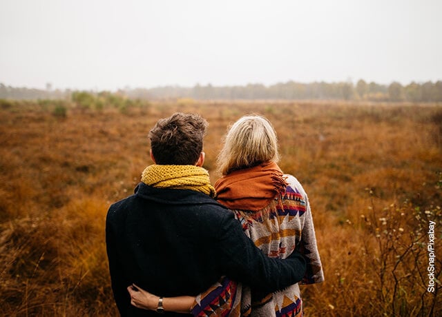 Foto de una pareja abrazada en el campo