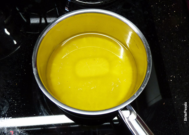 Foto de una olla con mantequilla derretida
